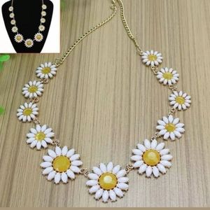 NWT Beautiful Daisy Floral Necklace